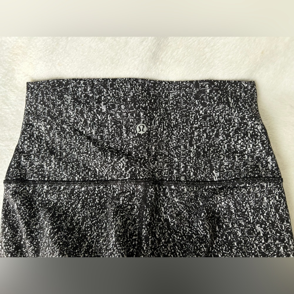 Lululemon size 6 Wunder under high rise 7/8 length black speckled Leggings - Picture 3 of 6